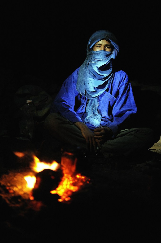 15 Homme bleu assis devant la braise