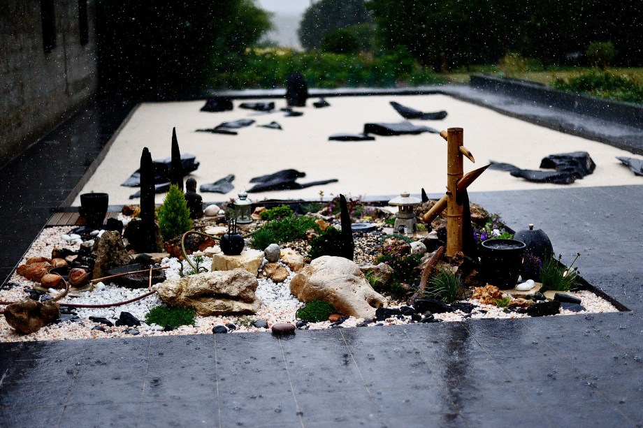 8 Pluie sur le jardin zen
