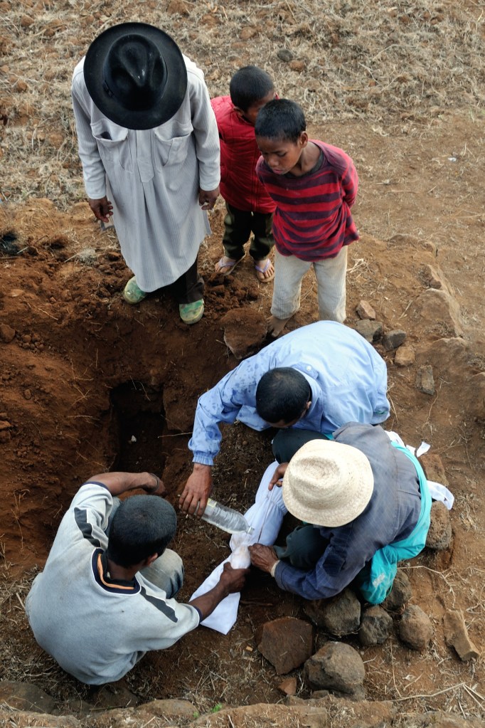 13 Retournement des morts DSC_8022