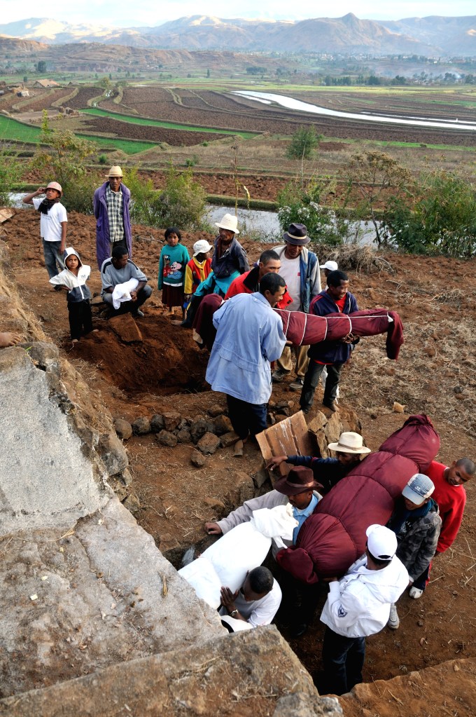 16 Retournement des morts DSC_8123